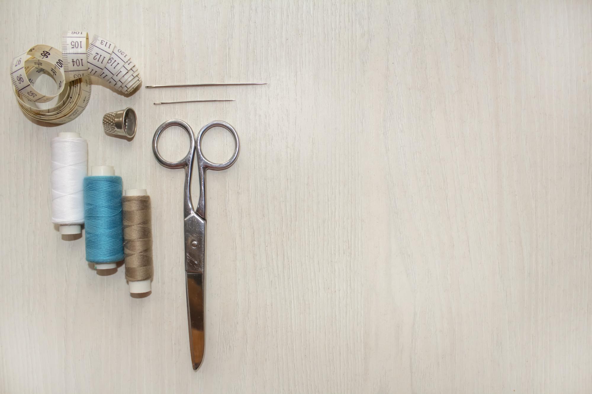 Siuvinėjimo studijos darbo stalas su įrankiais